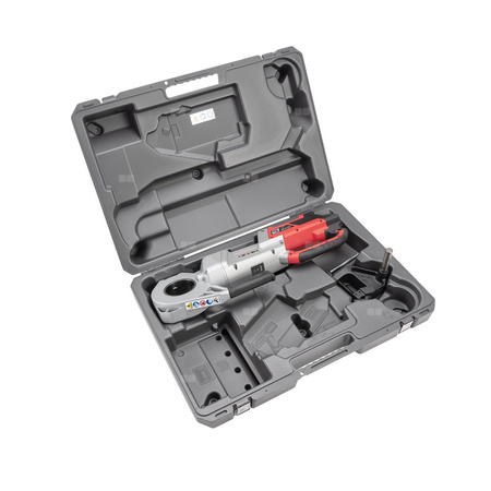 Gwintownica z napędem mechanicznym 760 FXP (12-R), 2 akumulatory FXP 4 Ah, ładowarka FXP (wtyczka EU i UK), zestaw głowicy gwinciarskiej 1/2-2" 12-R BSPT, ramię wsporcze, walizka