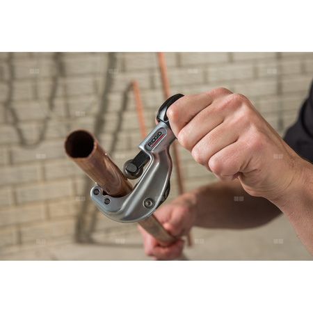 Obcinak 150LS z zabudowanym mechanizmem docisku do rur stalowych 6 - 35 mm z kółkiem tnącym do pracy przy dużym obciążeniu